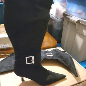 Black low heeled boot w/crystal knot